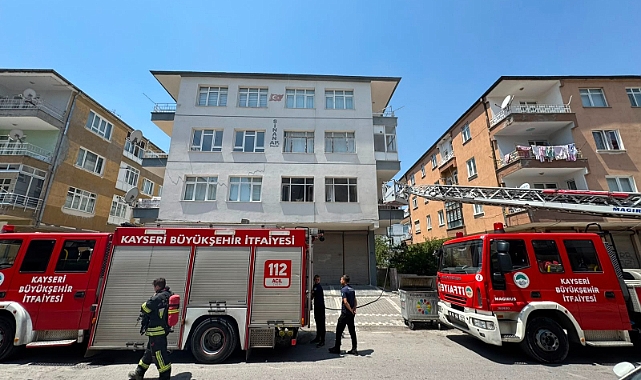 Kayseri’de 3 katlı binada yangın
