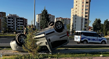 Kayseri’de hafif ticari araç takla attı: 2 yaralı