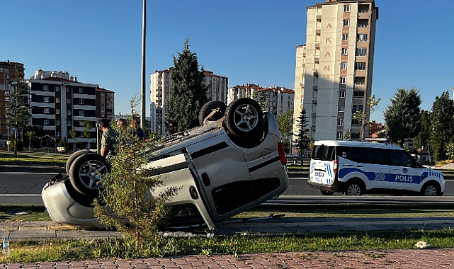 Kayseri’de hafif ticari araç takla attı: 2 yaralı