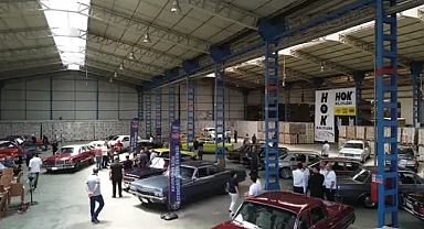 Kayseri'de Klasik Otomobil Tutkunları, Fabrika Hangarında Otomobillerini Sergiledi