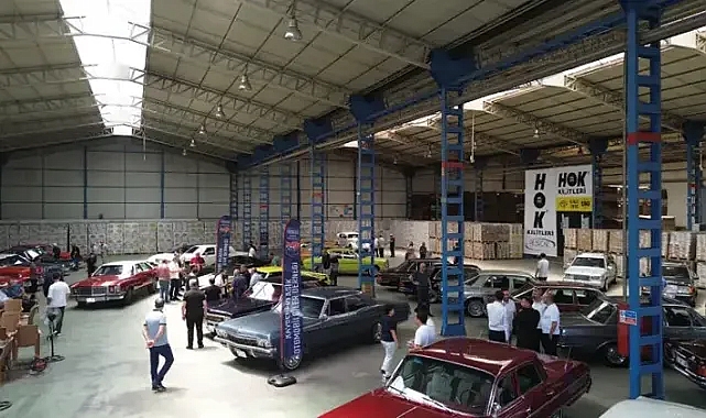 Kayseri'de Klasik Otomobil Tutkunları, Fabrika Hangarında Otomobillerini Sergiledi