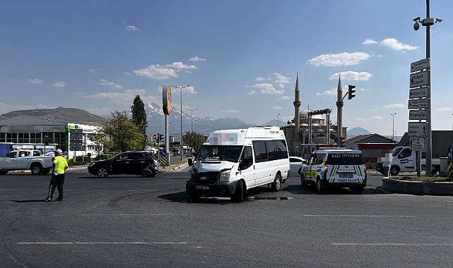 Kayseri'de; zincirleme kaza'dan 8 kişi yaralı kurtuldu!