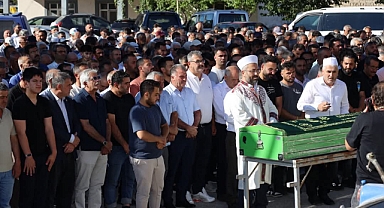 Kayseri’ye gelirken kazada yaşamını yitiren gurbetçi aile son yolculuğuna uğurlandı