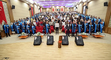 KAYÜ Develi Sosyal ve Beşeri Bilimler Fakültesi'nde mezuniyet ve şed Kuşanma töreni düzenlendi