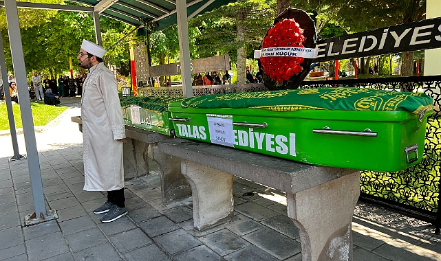 Kazada ölen uzman çavuş, eşi ve 8 aylık bebekleri toprağa verildi