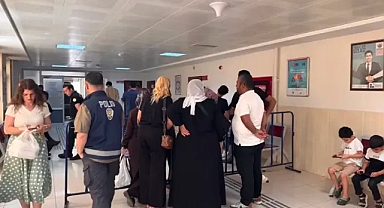 Kızı için mahkeme koridorlarında