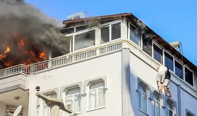 Korkuluğa sarkıp beklediler: teras yangınında korkutan anlar!