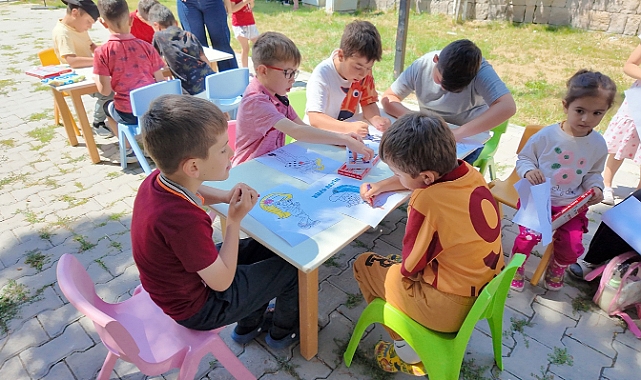 Kütüphane Geziyor ile çocuklar hem okuyor, hem eğleniyor