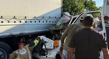 Manisa'da Bir Tıra Arkadan Kamyonet Çarptı:1'i Ağır 2 Yaralı