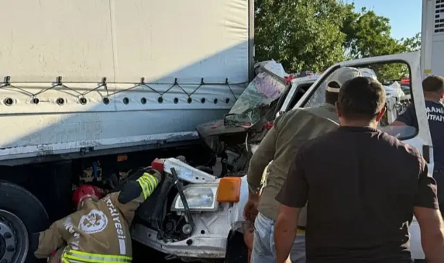 Manisa'da Bir Tıra Arkadan Kamyonet Çarptı:1'i Ağır 2 Yaralı