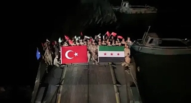 Mehmetçikler Fırat Nehri üzerine 240 metre uzunluğunda yüzer köprü kurdu.