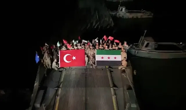 Mehmetçikler Fırat Nehri üzerine 240 metre uzunluğunda yüzer köprü kurdu.