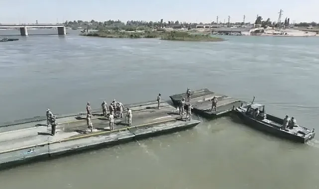 Mehmetçikler Fırat Nehri üzerine 240 metre uzunluğunda yüzer köprü kurdu.