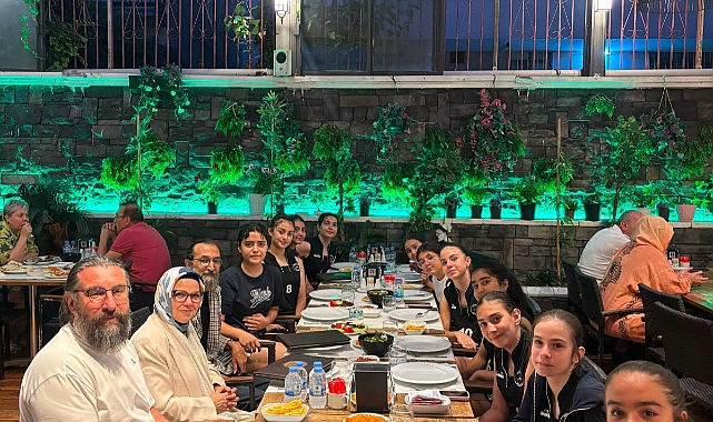 Milletvekili Ayşe Böhürler, Erciyes Voleybol Kulübü'nün genç kız voleybol takımını ağırladı