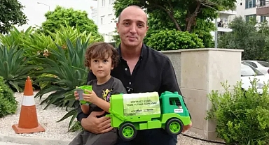 Minik Arden, Her Sabah Selamlaştığı Temizlik Personelinden Oyuncak Hediye Aldı