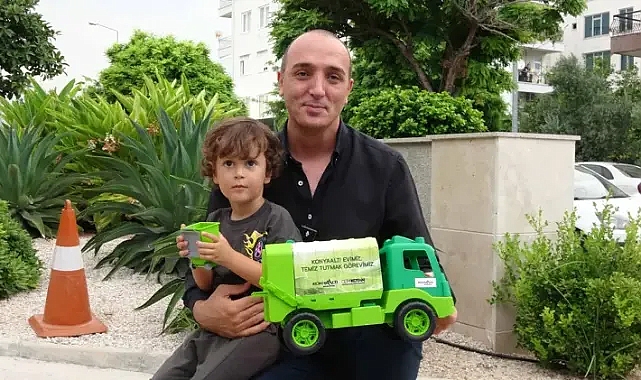 Minik Arden, Her Sabah Selamlaştığı Temizlik Personelinden Oyuncak Hediye Aldı