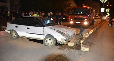 Otomobil kaldırıma çarptı, 1 kişi yaralandı