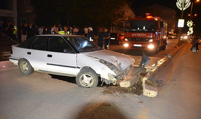 Otomobil kaldırıma çarptı, 1 kişi yaralandı