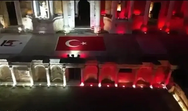 Pamukkale ve Hierapolis, 15 Temmuz'un 10'uncu Yılında Al Bayrağın Renkleriyle Aydınlatıldı