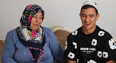 Serebral palsili Mahmut, her gün 1,5 kilometre mesafedeki camiye gidip geliyor