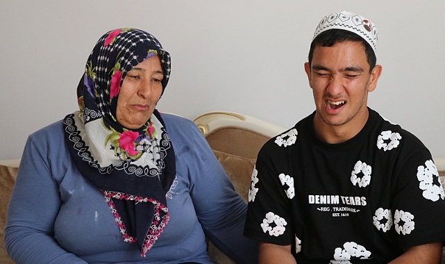 Serebral palsili Mahmut, her gün 1,5 kilometre mesafedeki camiye gidip geliyor