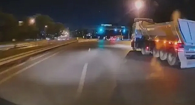 Şerit değiştirip trafiği tehlikete attılar; o anlar kameraya yansıdı!