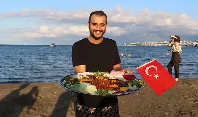 SUP Yapanlara 150 Metre Yüzerek Çiğköfte Götürdü