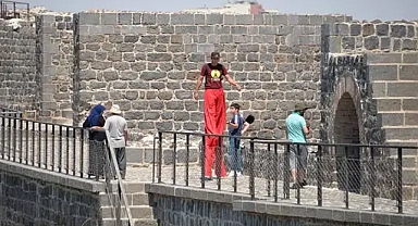 Tahta bacaklarla 3 metreyi geçen boyuyla surlarda yürüdü;