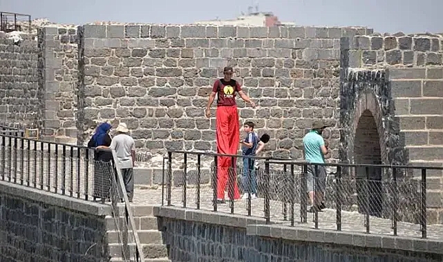 Tahta bacaklarla 3 metreyi geçen boyuyla surlarda yürüdü;