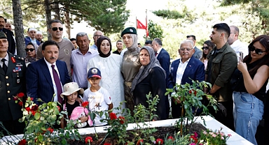 Vali Çiçek ve Başkan Büyükkılıç, 15 Temmuz Şehitleri Doğanay ve Yiğit'i Kabirleri Başında Andı
