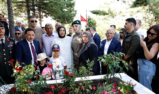 Vali Çiçek ve Başkan Büyükkılıç, 15 Temmuz Şehitleri Doğanay ve Yiğit'i Kabirleri Başında Andı