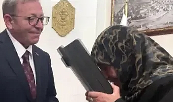 Valinin Aracındaki Bayrağı Öptü, Vali Polat Bayrak Hediye Etti