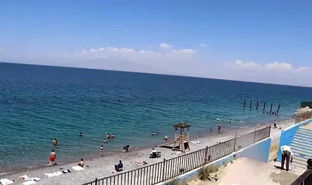 Vatandaş sıcaklardan kaçmak için çareyi halk plajında buldu!