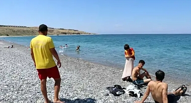 Vatandaş sıcaklardan kaçmak için çareyi halk plajında buldu!