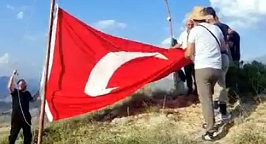 Yıpranan Bayrağı Yenisiyle Değiştirmek İçin 1600 Rakımlı Stare Dağına Tırmandılar