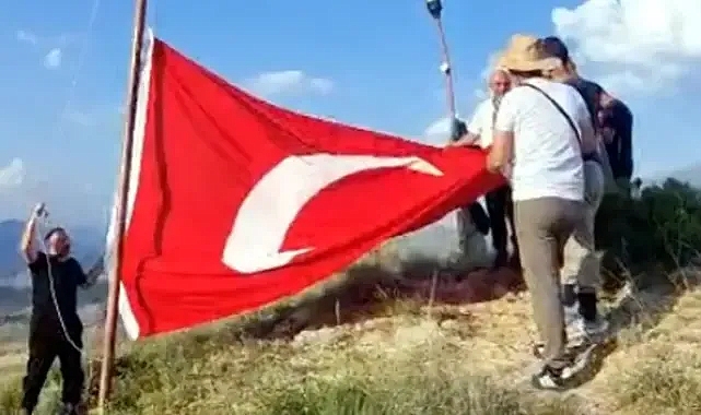 Yıpranan Bayrağı Yenisiyle Değiştirmek İçin 1600 Rakımlı Stare Dağına Tırmandılar